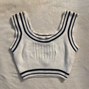 White and black knit cropped top 🤍🖤